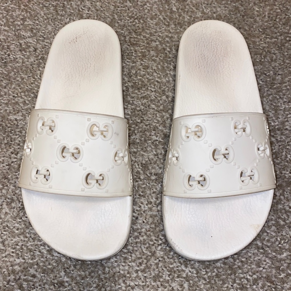 GOOD CONDITION AUTHENTIC GUCCI WHITE SLIDES SIZE:9